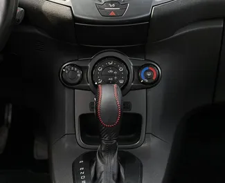 Interni di Ford Fiesta Ecoboost in affitto in Montenegro. Un'ottima auto da 5 posti con cambio Automatico.