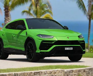 Interni di Lamborghini Urus in affitto negli Emirati Arabi Uniti. Un'ottima auto da 5 posti con cambio Automatico.