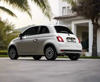 Interni di Fiat 500 in affitto negli Emirati Arabi Uniti. Un'ottima auto da 4 posti con cambio Automatico.