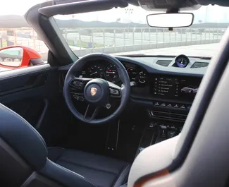 Vista frontale di un noleggio Porsche 911 Carrera GTS a Dubai, Emirati Arabi Uniti ✓ Auto #13482. ✓ Cambio Automatico TM ✓ 0 recensioni.