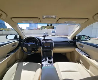 Toyota Camry 2017 disponibile per il noleggio a Batumi, con limite di chilometraggio di illimitato.