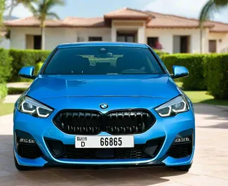 Vista frontale di un noleggio BMW 218i a Dubai, Emirati Arabi Uniti ✓ Auto #13444. ✓ Cambio Automatico TM ✓ 0 recensioni.