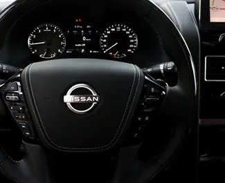 Noleggio Nissan Patrol. Auto Premium, Lusso, SUV per il noleggio negli Emirati Arabi Uniti ✓ Cauzione di Deposito di 2500 AED ✓ Opzioni assicurative RCT.