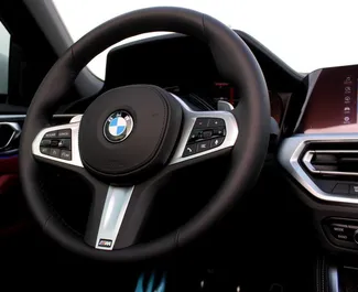 Interni di BMW 430i Cabrio in affitto negli Emirati Arabi Uniti. Un'ottima auto da 4 posti con cambio Automatico.