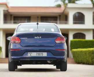Interni di Kia Pegas in affitto negli Emirati Arabi Uniti. Un'ottima auto da 5 posti con cambio Automatico.