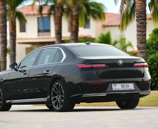 BMW 735i 2024 disponibile per il noleggio a Dubai, con limite di chilometraggio di illimitato.