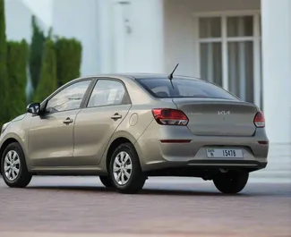 Interni di Kia Pegas in affitto negli Emirati Arabi Uniti. Un'ottima auto da 5 posti con cambio Automatico.
