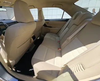 Interni di Toyota Camry in affitto in Georgia. Un'ottima auto da 5 posti con cambio Automatico.