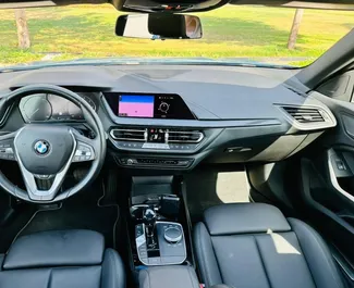 Noleggio BMW 218i. Auto Comfort per il noleggio negli Emirati Arabi Uniti ✓ Cauzione di Deposito di 2500 AED ✓ Opzioni assicurative RCT.