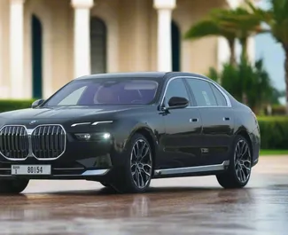 Interni di BMW 735i in affitto negli Emirati Arabi Uniti. Un'ottima auto da 5 posti con cambio Automatico.