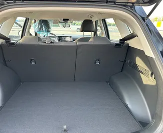 Interni di Kia Seltos in affitto negli Emirati Arabi Uniti. Un'ottima auto da 5 posti con cambio Automatico.