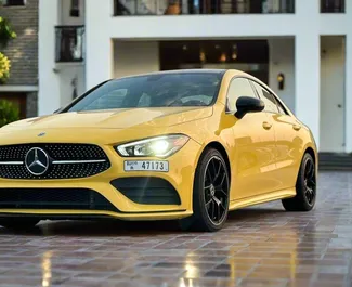 Vista frontale di un noleggio Mercedes-Benz CLA250 a Dubai, Emirati Arabi Uniti ✓ Auto #13466. ✓ Cambio Automatico TM ✓ 0 recensioni.