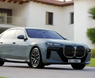 Vista frontale di un noleggio BMW 735i a Dubai, Emirati Arabi Uniti ✓ Auto #13335. ✓ Cambio Automatico TM ✓ 0 recensioni.