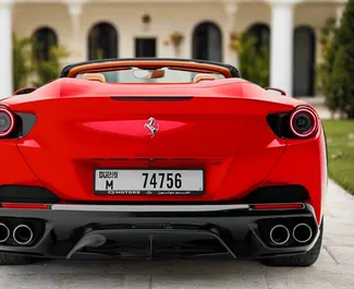 Ferrari Portofino 2021 disponibile per il noleggio a Dubai, con limite di chilometraggio di illimitato.