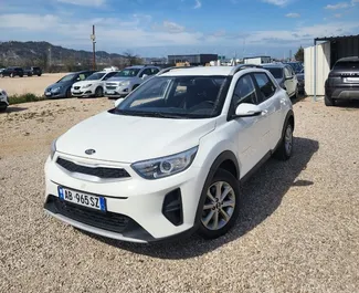 Vista frontale di un noleggio Kia Stonic all'aeroporto di Tirana, Albania ✓ Auto #13253. ✓ Cambio Automatico TM ✓ 0 recensioni.