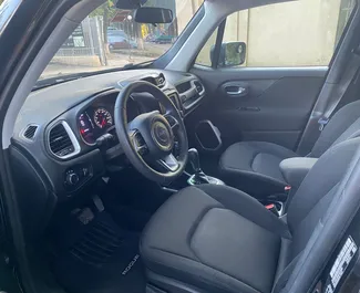 Interni di Jeep Renegade in affitto in Georgia. Un'ottima auto da 5 posti con cambio Automatico.