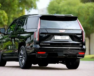 Interni di Cadillac Escalade in affitto negli Emirati Arabi Uniti. Un'ottima auto da 7 posti con cambio Automatico.