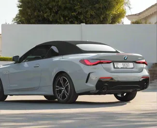 Interni di BMW 430i Cabrio in affitto negli Emirati Arabi Uniti. Un'ottima auto da 4 posti con cambio Automatico.
