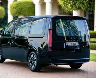 Hyundai Staria 2023 disponibile per il noleggio a Dubai, con limite di chilometraggio di illimitato.