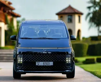 Vista frontale di un noleggio Hyundai Staria a Dubai, Emirati Arabi Uniti ✓ Auto #13453. ✓ Cambio Automatico TM ✓ 0 recensioni.