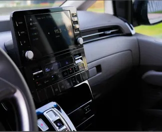 Noleggio Hyundai Staria. Auto Comfort, Monovolume per il noleggio negli Emirati Arabi Uniti ✓ Cauzione di Deposito di 2500 AED ✓ Opzioni assicurative RCT.