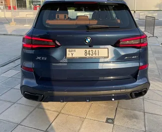 Interni di BMW X5 in affitto negli Emirati Arabi Uniti. Un'ottima auto da 5 posti con cambio Automatico.