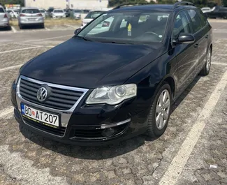 Vista frontale di un noleggio Volkswagen Passat a Budva, Montenegro ✓ Auto #4258. ✓ Cambio Automatico TM ✓ 0 recensioni.