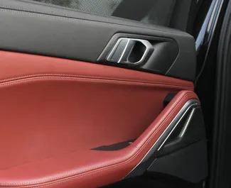 Noleggio BMW X6. Auto Premium, Crossover per il noleggio negli Emirati Arabi Uniti ✓ Cauzione di Deposito di 2500 AED ✓ Opzioni assicurative RCT.