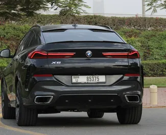 Interni di BMW X6 in affitto negli Emirati Arabi Uniti. Un'ottima auto da 5 posti con cambio Automatico.