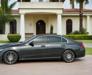 Mercedes-Benz C300 Coupe 2022 con sistema A trazione posteriore, disponibile a Dubai.