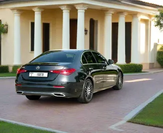 Interni di Mercedes-Benz C300 Coupe in affitto negli Emirati Arabi Uniti. Un'ottima auto da 5 posti con cambio Automatico.