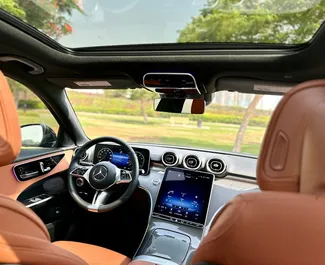 Noleggio Mercedes-Benz C300 Coupe. Auto Premium, Lusso per il noleggio negli Emirati Arabi Uniti ✓ Cauzione di Deposito di 2500 AED ✓ Opzioni assicurative RCT.