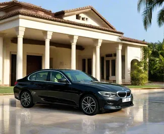 Noleggio BMW 330i. Auto Comfort, Premium per il noleggio negli Emirati Arabi Uniti ✓ Cauzione di Deposito di 2500 AED ✓ Opzioni assicurative RCT.