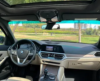 BMW 330i 2022 disponibile per il noleggio a Dubai, con limite di chilometraggio di illimitato.