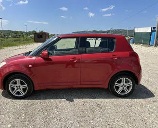 Vista frontale di un noleggio Suzuki Swift all'aeroporto di Tirana, Albania ✓ Auto #13186. ✓ Cambio Manuale TM ✓ 0 recensioni.