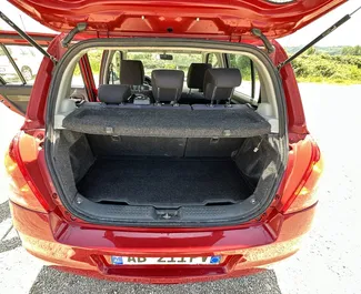 Interni di Suzuki Swift in affitto in Albania. Un'ottima auto da 5 posti con cambio Manuale.