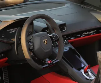Vista frontale di un noleggio Lamborghini Huracan a Dubai, Emirati Arabi Uniti ✓ Auto #13472. ✓ Cambio Automatico TM ✓ 0 recensioni.