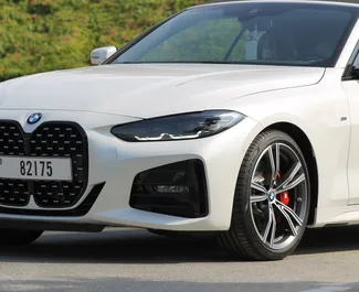 Interni di BMW 430i Cabrio in affitto negli Emirati Arabi Uniti. Un'ottima auto da 4 posti con cambio Automatico.
