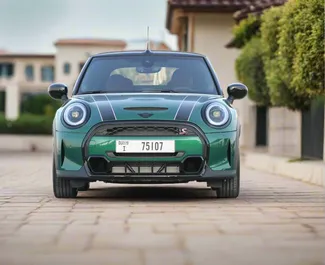 Vista frontale di un noleggio Mini Cooper a Dubai, Emirati Arabi Uniti ✓ Auto #13321. ✓ Cambio Automatico TM ✓ 0 recensioni.