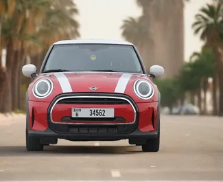 Vista frontale di un noleggio Mini Cooper a Dubai, Emirati Arabi Uniti ✓ Auto #13323. ✓ Cambio Automatico TM ✓ 0 recensioni.
