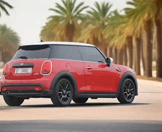 Mini Cooper 2024 disponibile per il noleggio a Dubai, con limite di chilometraggio di illimitato.