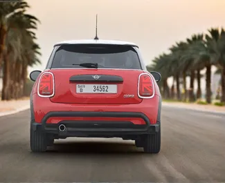 Interni di Mini Cooper in affitto negli Emirati Arabi Uniti. Un'ottima auto da 4 posti con cambio Automatico.