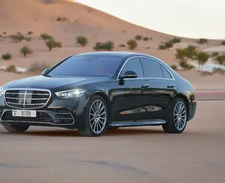 Mercedes-Benz S580 e 2022 disponibile per il noleggio a Dubai, con limite di chilometraggio di illimitato.
