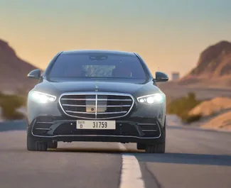 Vista frontale di un noleggio Mercedes-Benz S580 e a Dubai, Emirati Arabi Uniti ✓ Auto #13350. ✓ Cambio Automatico TM ✓ 0 recensioni.