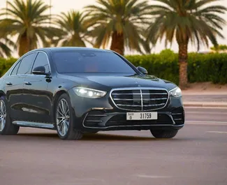 Mercedes-Benz S580 e 2022 con sistema A trazione integrale, disponibile a Dubai.