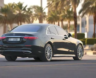 Interni di Mercedes-Benz S580 e in affitto negli Emirati Arabi Uniti. Un'ottima auto da 5 posti con cambio Automatico.