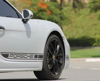 Interni di Porsche 718 Boxster in affitto negli Emirati Arabi Uniti. Un'ottima auto da 2 posti con cambio Automatico.