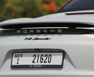 Porsche 718 Boxster 2024 disponibile per il noleggio a Dubai, con limite di chilometraggio di illimitato.