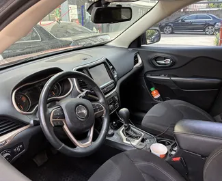 Jeep Cherokee 2017 disponibile per il noleggio a Tbilisi, con limite di chilometraggio di illimitato.