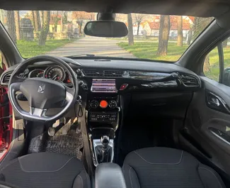 Vista frontale di un noleggio Citroen DS3 a Budva, Montenegro ✓ Auto #13249. ✓ Cambio Manuale TM ✓ 0 recensioni.